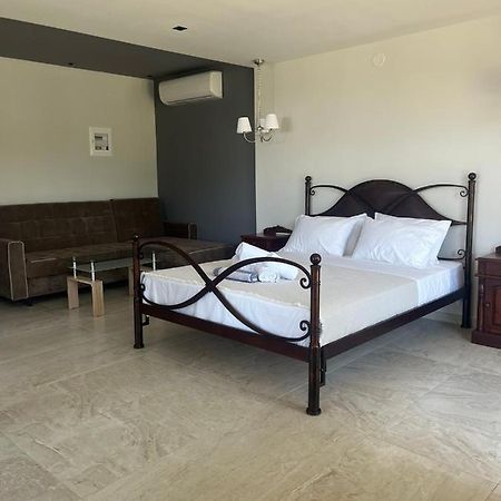 Suites Ris Néa Péramos Esterno foto