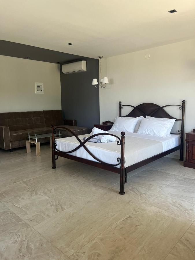 Suites Ris Néa Péramos Esterno foto